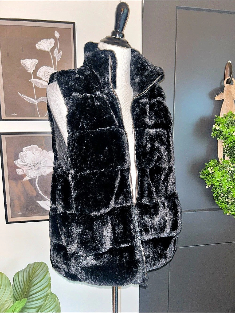 Carmen Faux Fur Vest in Black Size Large Like New